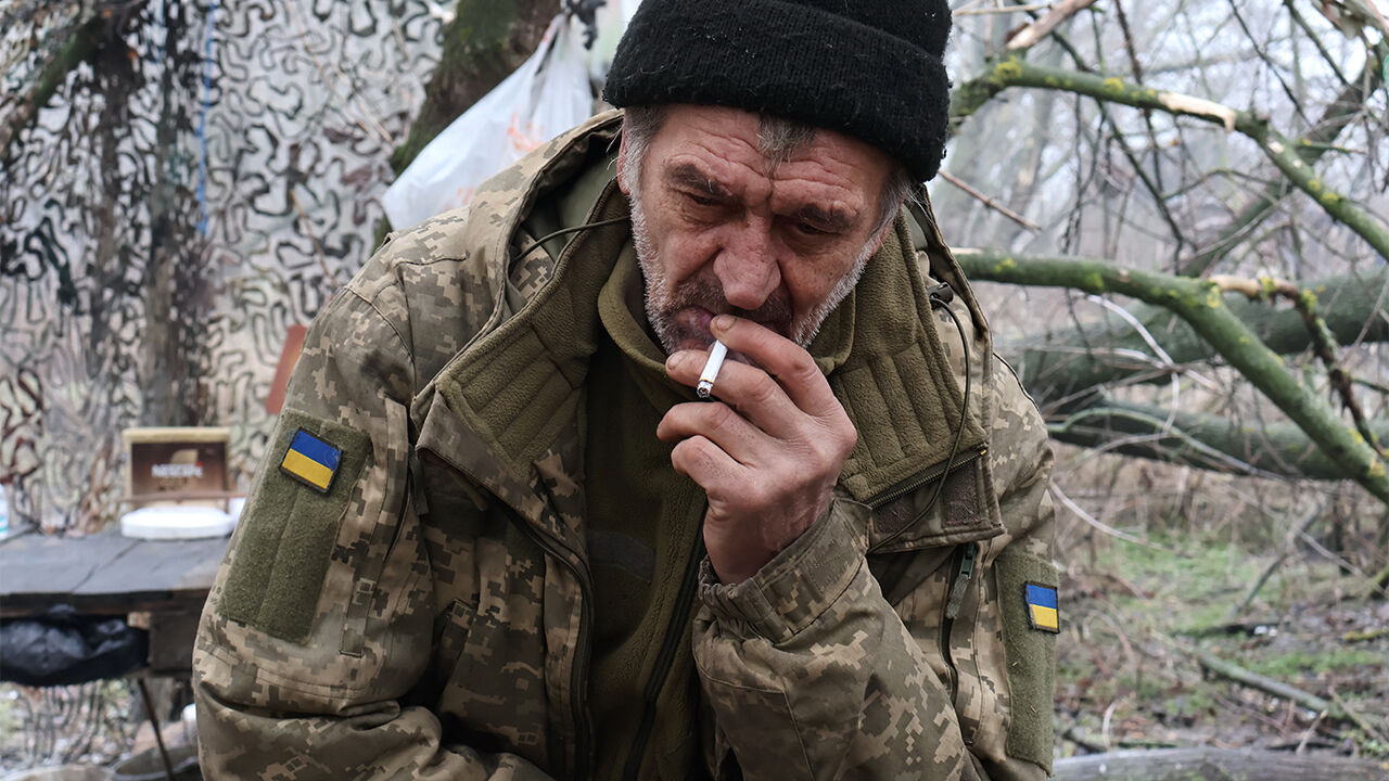 7일(현지시간) 우크라이나 자포리자주 전선의 한 진지에서 제65기계화여단 소속 병사가 담배를 피우고 있다.