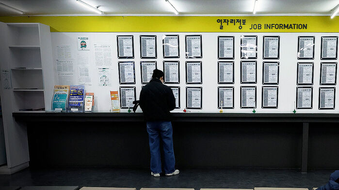 취업자 증가폭, 13개월 만에 최소…노인 일자리 위축