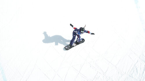 11일(현지시간) 이탈리아 리비뇨 스노파크에서 열린 2026 밀라노-코르티나담페초 동계올림픽 스노보드 여자 하프파이프 예선에 출전한 미국 클로이 김이 경기를 펼치고 있다. (사진=연합뉴스)