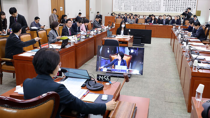 추미애 법사위원장이 11일 국회에서 열린 법제사법위원회 전체회의에서 의사봉을 두드리고 있다.