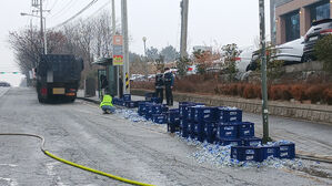 전주서 트럭에 실린 맥주 20박스 '와르르'&hellip;운전자 범칙금