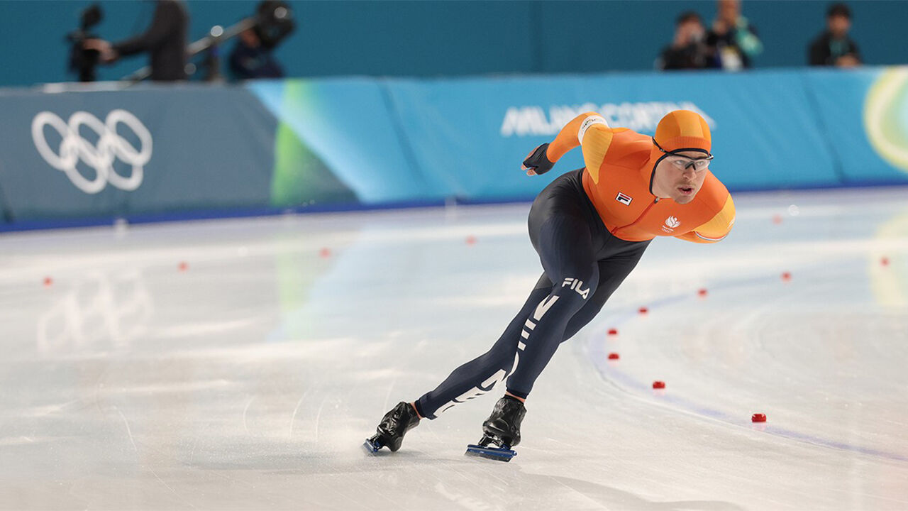이탈리아 밀라노 아이스스케이팅 아레나에서 열린 2026 밀라노ㆍ코르티나담페초 동계올림픽 스피드스케이팅 남자 1,000m에 출전한 네덜란드의 요프 베네마르스가 재경기를 하며 질주하고 있다. (사진=연합뉴스)