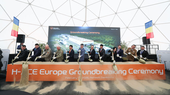 어제 루마니아 듬보비차주에서 열린 K9 자주포 공장 착공식. 왼쪽에서 5번째가 손재일 한화에어로 대표, 7번째는 이용철 방사청장이다.