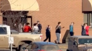 문자 속 '피범벅' 사진&hellip;"책상으로 문 막아" 교실서 공포 