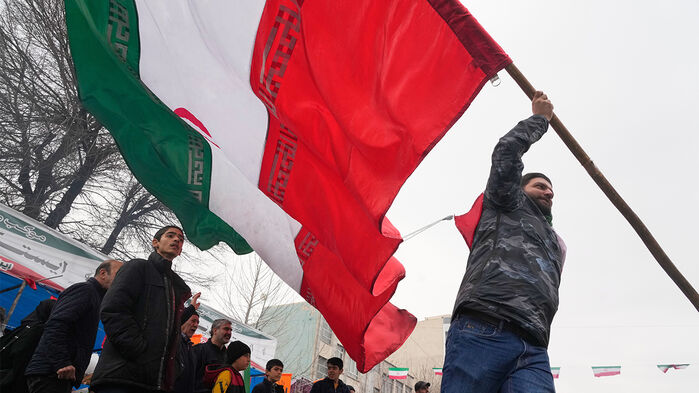 이란  수도 테헤란의 아자디 광장에서 이슬람 혁명 47주년 기념식이 열린 가운데 한 남성이 이란 국기를 흔들고 있다.