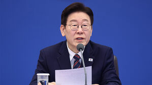 이 대통령 "교복이 60만 원에 육박&hellip;가격 적정성 살펴봐야"