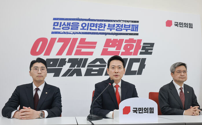 靑 오찬 불참 발표하는 장동혁 국민의힘 대표
오찬 무산과 청와대 반응 전하는 홍익표 정무수석 (사진=연합뉴스)