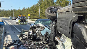 [빅토픽] 차 뒤집히고 기름 줄줄&hellip;"3명 부상" 대낮 역주행