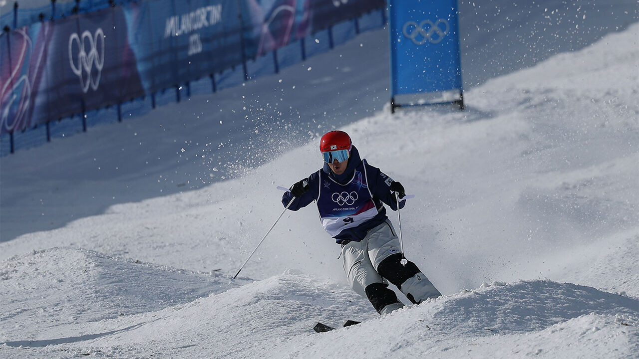 12일(현지시간) 이탈리아 리비뇨 에어리얼·모굴 파크에서 열린 2026 밀라노-코르티나담페초 동계올림픽 프리스타일 스키 남자 모굴 결승에 진출한 정대윤이 1차 경기를 펼치고 있다. (사진=연합뉴스)