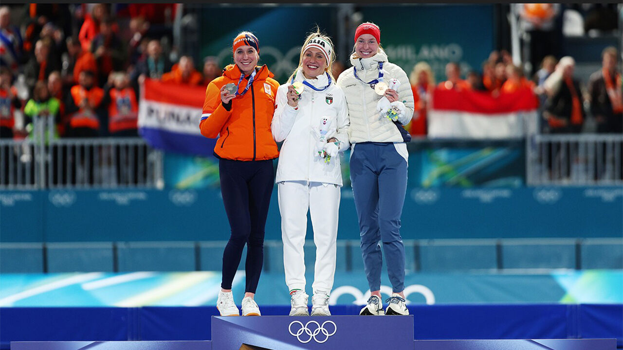 5000m 스피드 스케이팅에서 금메달을 차지한 프란체스카 롤로브리지다가 은메달 메럴 코네인, 동메달의 랑네 비클룬드와 함께 시상식대에 올라가 포즈를 취하고 있다. (사진=게티이미지)