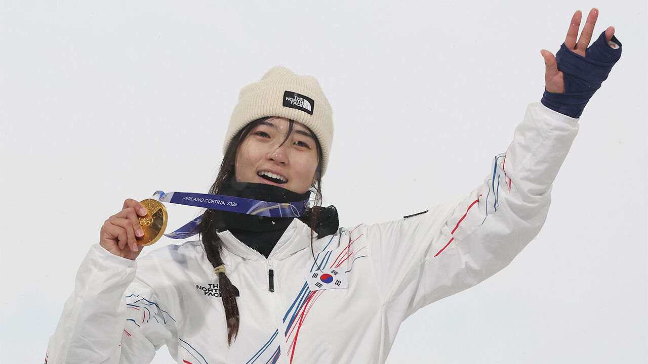 12일(현지시간) 이탈리아 리비뇨 스노파크에서 열린 2026 밀라노-코르티나담페초 동계올림픽 스노보드 여자 하프파이프 결승에서 금메달을 따낸 최가온이 기뻐하고 있다. (사진=연합뉴스)