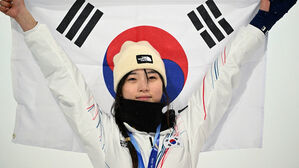 '쾅' 절뚝인 다리로 대역전&hellip;"할 수 있어" 기어코 '첫 금메달' 