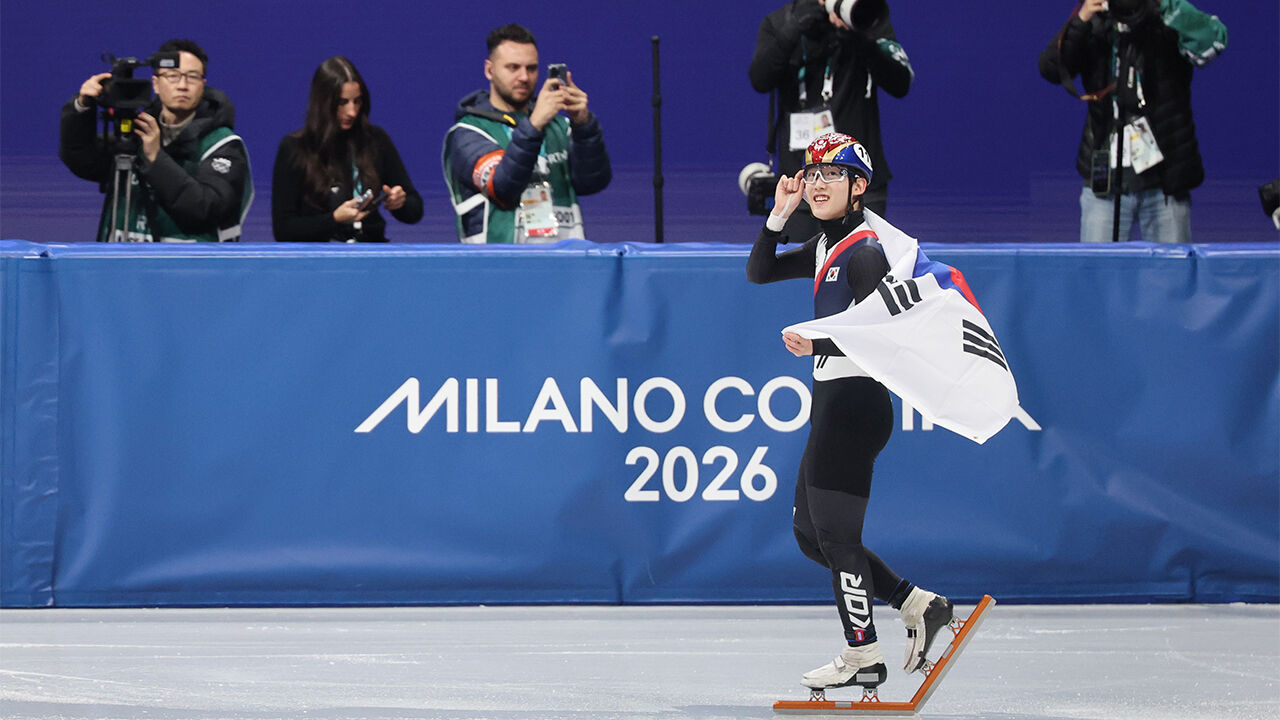 12일(현지시간) 이탈리아 밀라노 아이스스케이팅 아레나에서 열린 2026 밀라노ㆍ코르티나담페초 동계올림픽 쇼트트랙 남자 1,000m 결승에서 동메달을 획득한 한국 임종언이 태극기를 들고 기뻐하고 있다.