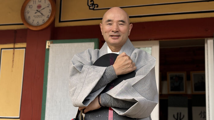 경기도 남양주 봉선사 주지 호산스님이 보드를 들고 포즈를 취하고 있다. (사진=연합뉴스)