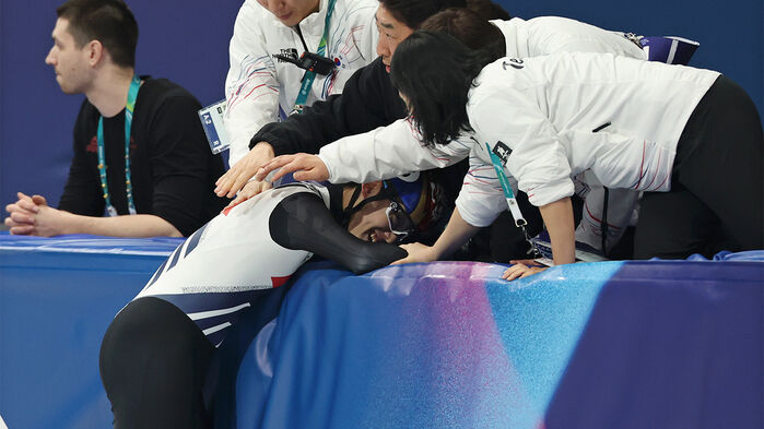 12일(현지시간) 이탈리아 밀라노 아이스스케이팅 아레나에서 열린 2026 밀라노ㆍ코르티나담페초 동계올림픽 쇼트트랙 남자 1,000m 결승에서 동메달을 획득한 한국 임종언이 코치들과 함께 기뻐하고 있다.