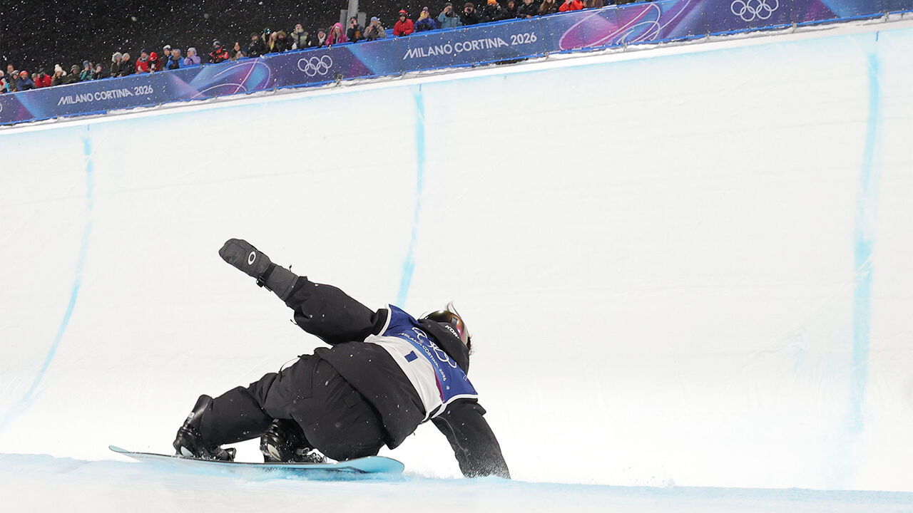 12일(현지시간) 2026 밀라노·코르티나담페초 동계 올림픽 스키 스노보드 여자 하프파이프 결선에서 최가온이 1차 시기 중 착지에 실패하고 있다.
