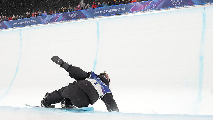 12일(현지시간) 2026 밀라노·코르티나담페초 동계 올림픽 스키 스노보드 여자 하프파이프 결선에서 최가온이 1차 시기 중 착지에 실패하고 있다.