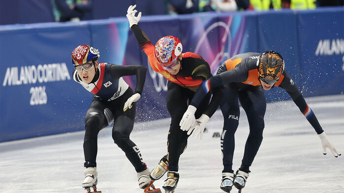 12일(현지시간) 2026 밀라노ㆍ코르티나담페초 동계올림픽 쇼트트랙 남자 1,000m 결승에서 동메달을 획득한 한국 임종언(왼쪽)이 3위로 결승선을 통과하고 있다.=