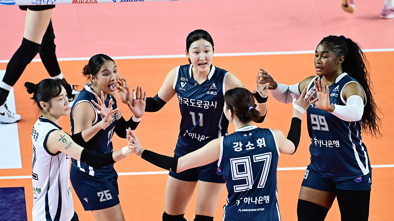 득점 후 기뻐하는 한국도로공사 선수들