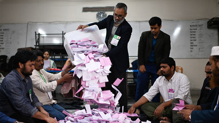 총선 후 개표하는 방글라데시 선거관리관들