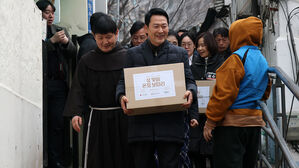 장동혁, 쪽방촌 방문하고 배식 봉사&hellip;"저희가 더 잘하겠다"