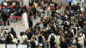 하루 평균 '20만 명'&hellip;길게 늘어선 줄에도 '활짝'