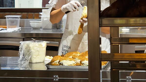 "급성장 이면엔 공짜 노동"&hellip;무더기 적발에 대표 사임