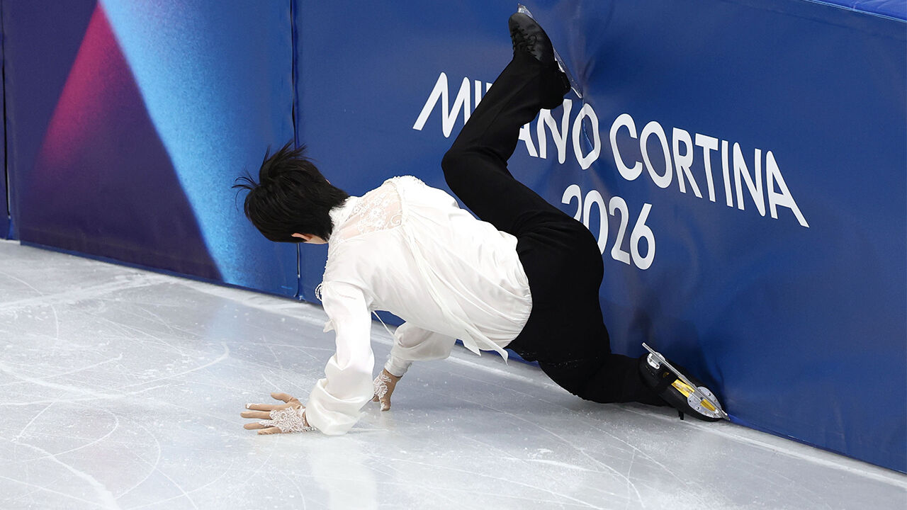 13일(현지시간) 이탈리아 밀라노 아이스스케이팅 아레나에서 열린 2026 밀라노ㆍ코르티나담페초 동계올림픽 남자 싱글 프리 스케이팅에 출전한 차준환이 점프 연기를 하던 중 넘어지고 있다. (사진=연합뉴스)