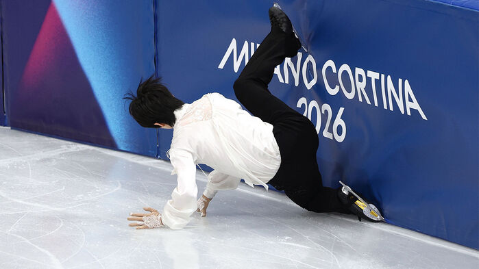 13일(현지시간) 이탈리아 밀라노 아이스스케이팅 아레나에서 열린 2026 밀라노ㆍ코르티나담페초 동계올림픽 남자 싱글 프리 스케이팅에 출전한 차준환이 점프 연기를 하던 중 넘어지고 있다. (사진=연합뉴스)