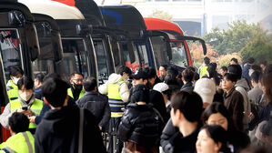 닷새 연휴 시작&hellip;곳곳 '북적'&middot;미세먼지는 '나쁨'