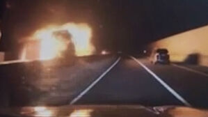 "정말 순식간" 운전하다 경악&hellip;화염 휩싸여 '활활'