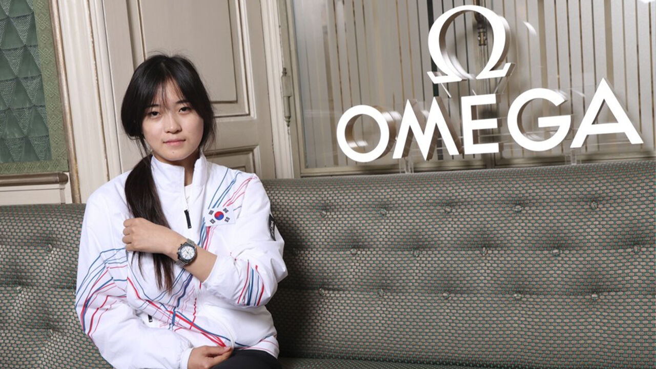 '1호 금메달' 최가온, 오메가 시계 주인공 됐다