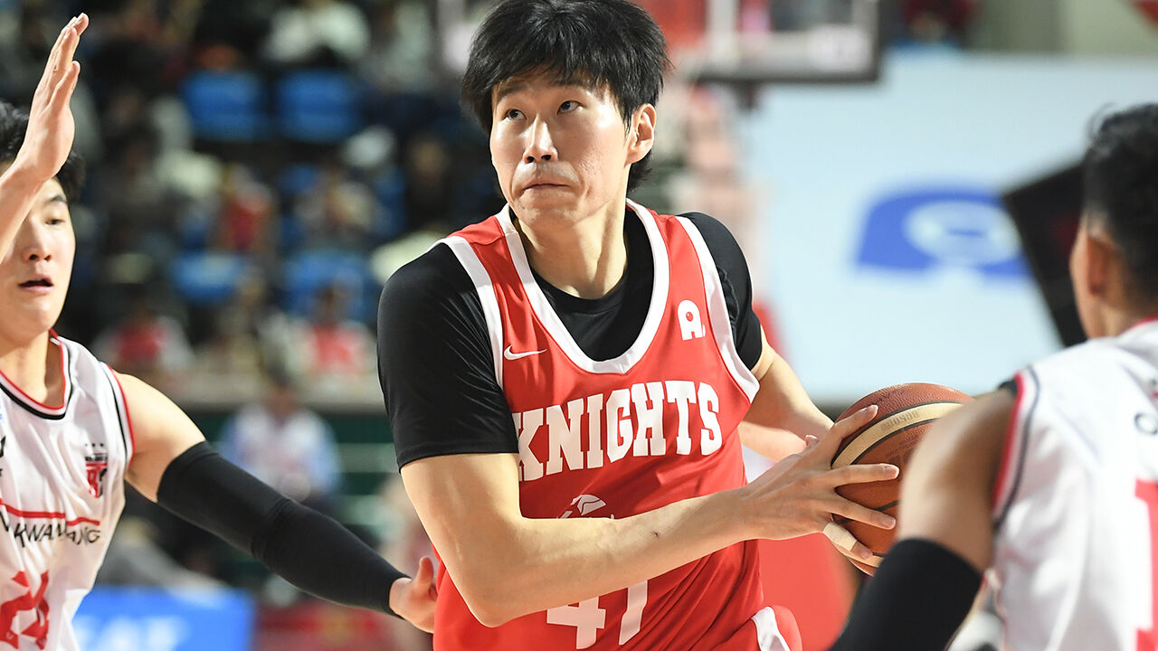 '오세근 역전 3점포' SK, 정관장 꺾고 시즌 첫 4연승로 공동 2위