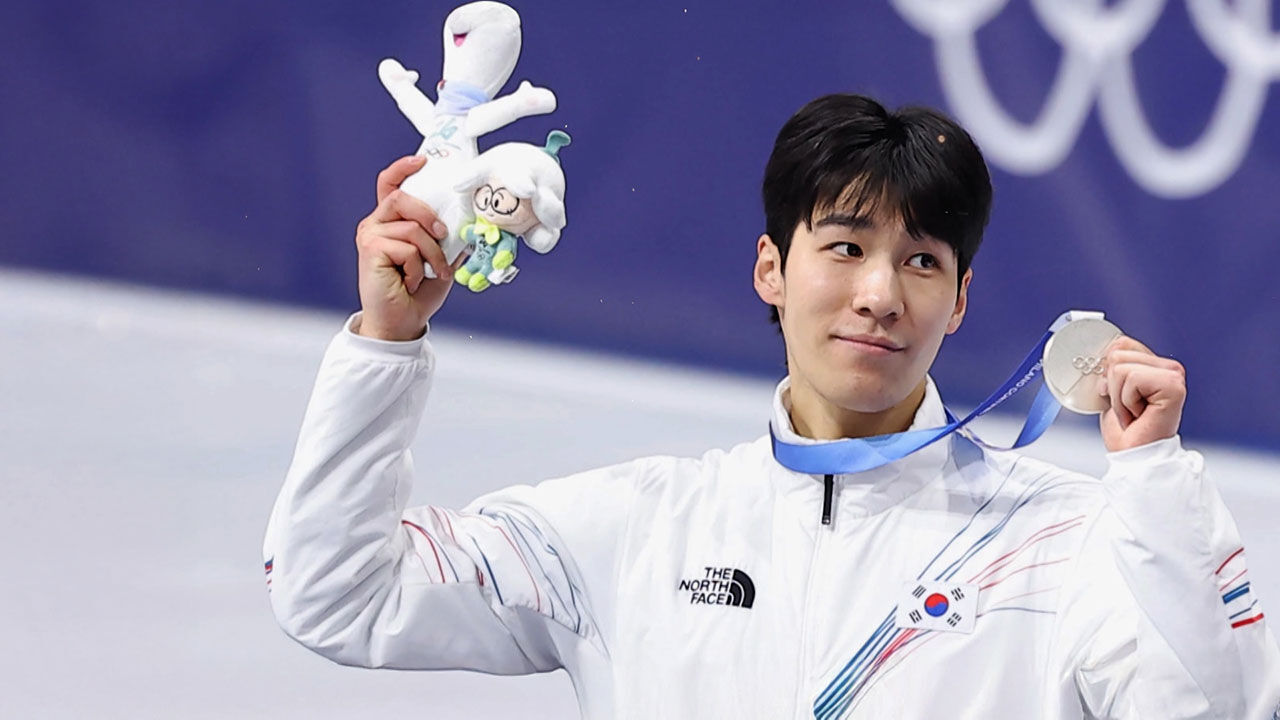 황대헌 '은빛 질주'…남자 선수 첫 '3연속' 메달