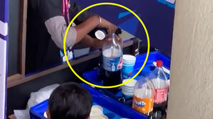 "다시 팔려고?" 큰 병에 졸졸&hellip;경기장 논란되자 해명