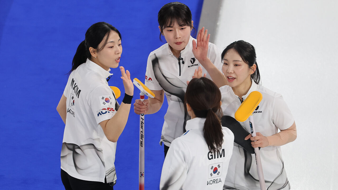 15일(현지시간) 이탈리아 코르티나담페초 컬링 올림픽 스타디움에서 열린 2026 밀라노·코르티나담페초 동계올림픽 컬링 여자 라운드로빈 한국과 일본의 경기에서 2엔드에서 1점을 더 따낸 한국 대표팀 선수들이 기뻐하고 있다.