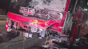 고속도로 역주행하다 버스와 충돌&hellip;경차 운전자 사망