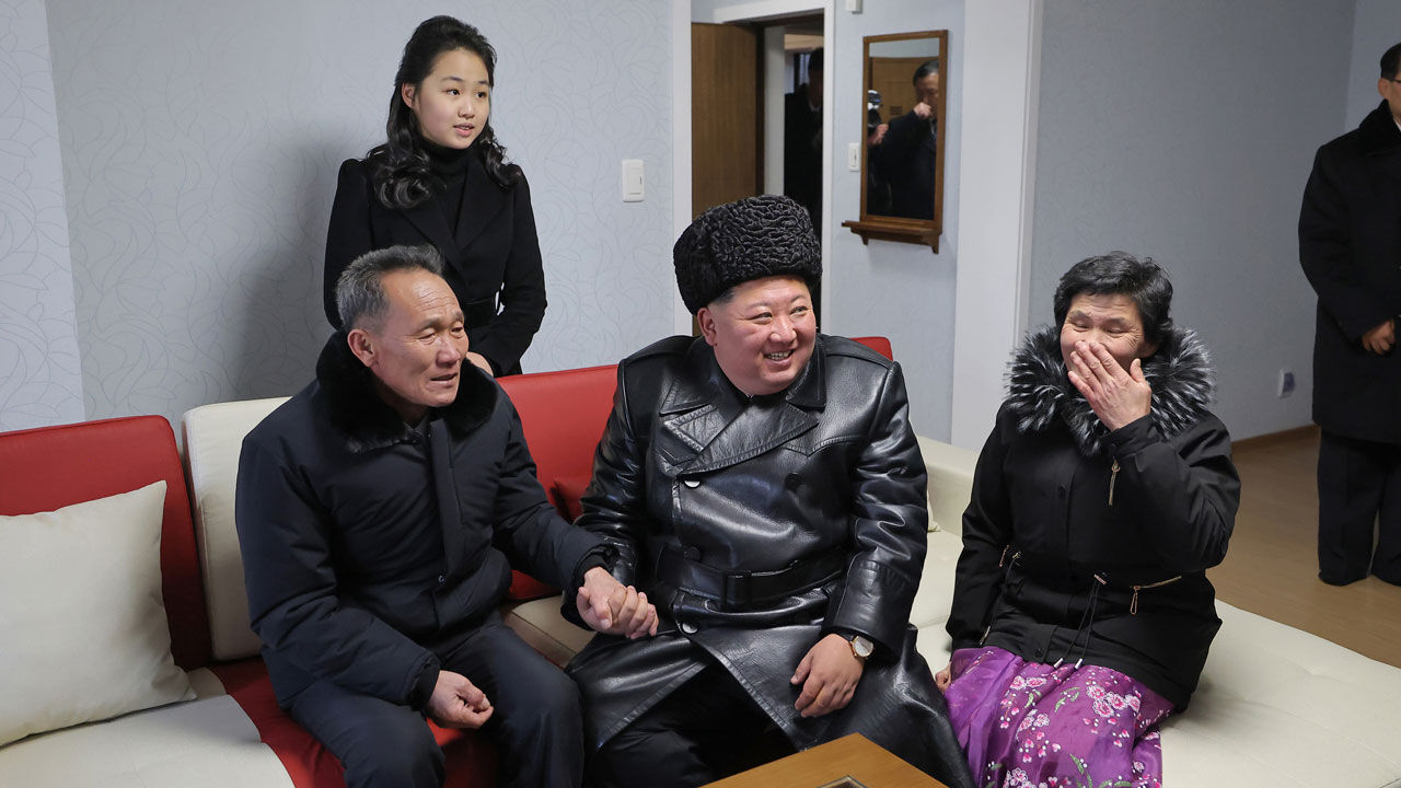 김정은 북한 국무위원장이 딸 주애와 러시아에 파병됐다가 전사한 참전군인 유가족들의 집을 찾아 위로하는 모습 (사진=조선중앙통신, 연합뉴스)