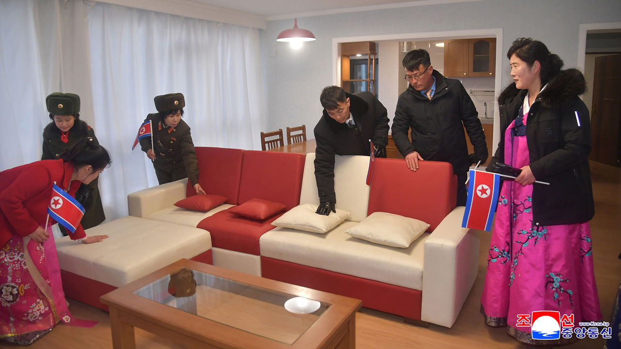 사진은 유가족들이 주택 내부를 둘러보고 있는 모습 (사진=조선중앙통신, 연합뉴스) (사진=연합뉴스)