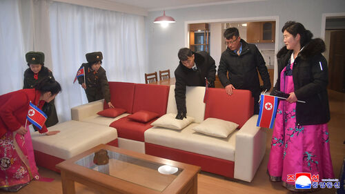 사진은 유가족들이 주택 내부를 둘러보고 있는 모습 (사진=조선중앙통신, 연합뉴스) (사진=연합뉴스)