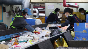 저임금에 유리&middot;바늘에 찔리는 재활용 노동자&hellip;첫 정부 실태조사