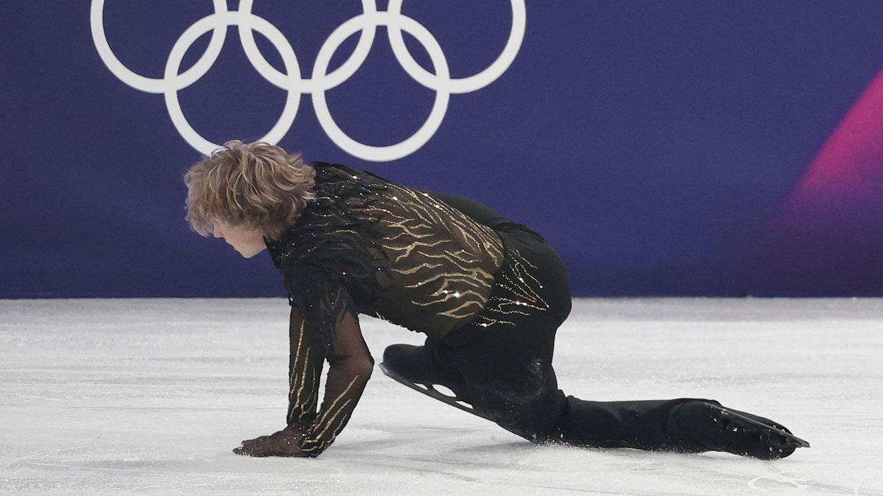 2026 밀라노·코르티나담페초 동계올림픽 남자 싱글 프리 스케이팅에 출전한 미국 일리야 말리닌이 점프 연기를 펼치던 중 넘어지고 있다. (사진=연합뉴스)