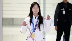 금메달 따고 돌아온 최가온 "두쫀쿠&middot;마라탕 먹고 싶어요"