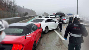 "거의 반파" 도로에서 11대 추돌&hellip;10cm 쌓여 '쾅쾅' 