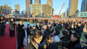 김주애, 새 주택 입주자들 껴안으며 '축하'&hellip;이례적 주민 스킨십