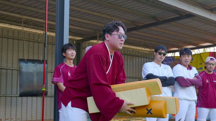 윷놀이를 즐기는 키움 내야수 안치홍 