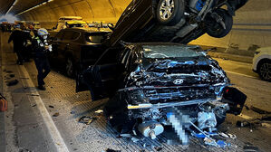 '쾅' 차량 위에 꽂힌 차량&hellip;터널 안에서 7번 '쾅쾅' 하더니 