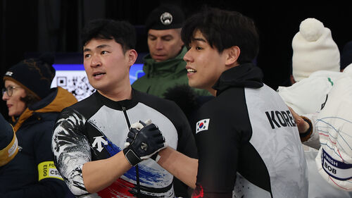 17일(현지시간) 이탈리아 코르티나담페초 슬라이딩센터에서 열린 2026 밀라노·코르티나담페초 동계올림픽 봅슬레이 남자 2인승 4차 시기에서 석영진과 채병도가 레이스를 마친 뒤 손을 맞붙잡고 있다.