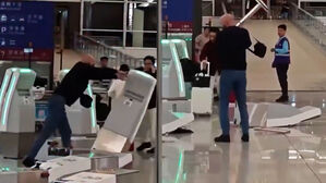 금속 봉 든 남성이 '퍽퍽'&hellip;아찔 난동에 '혼비백산'