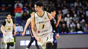 프로농구 LG, KCC 천적 입증하며 승리&hellip;선두 질주